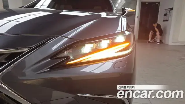 Lexus ES300h 2024 — Şəkil 17/32