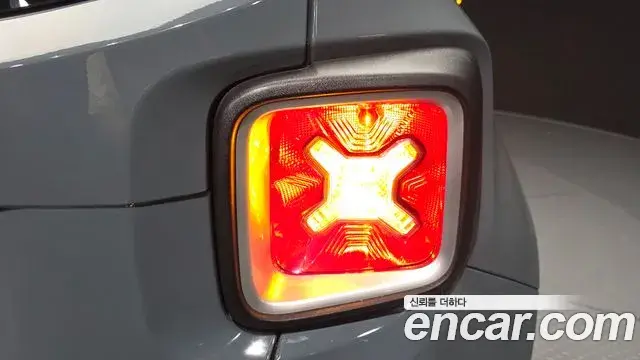 Jeep Renegade 2018 — Şəkil 21/34