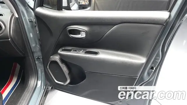 Jeep Renegade 2018 — Şəkil 23/34