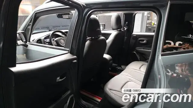 Jeep Renegade 2018 — Şəkil 9/34