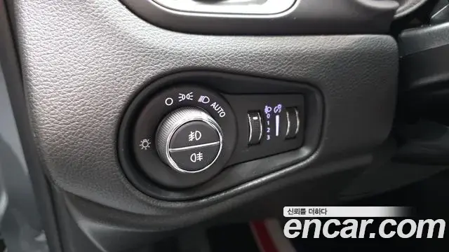 Jeep Renegade 2018 — Şəkil 32/34