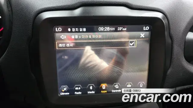 Jeep Renegade 2018 — Şəkil 24/34