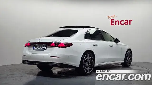Mercedes-Benz E-Class 2025 — Photo 12/34