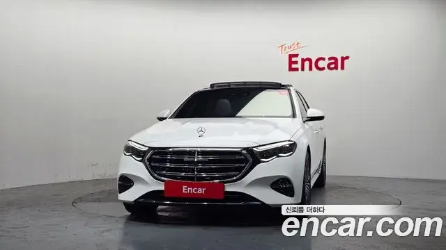 Mercedes-Benz E-Class 2025 — Photo 25/34