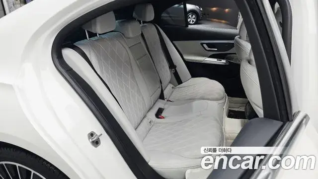 Mercedes-Benz E-Class 2025 — Photo 9/34