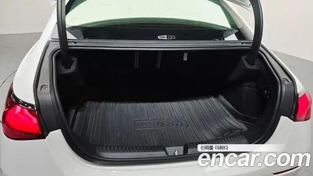 Mercedes-Benz E-Class 2025 — Photo 19/34