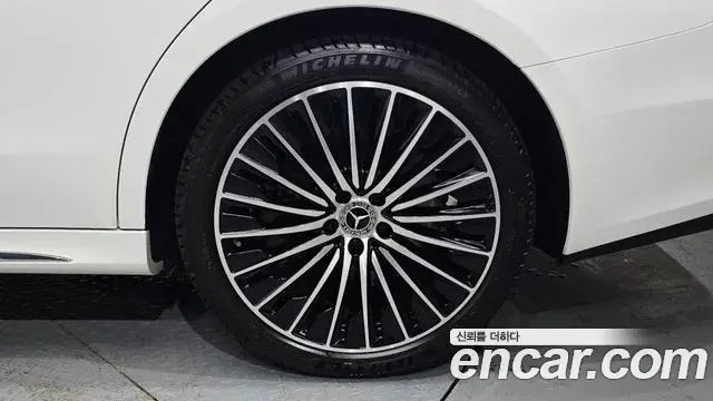Mercedes-Benz E-Class 2025 — Photo 26/34
