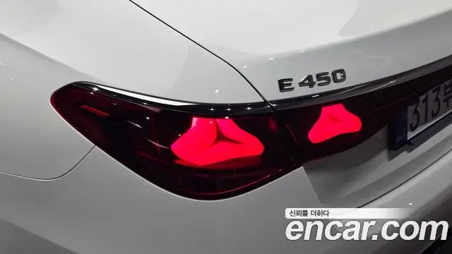 Mercedes-Benz E-Class 2025 — Photo 15/34
