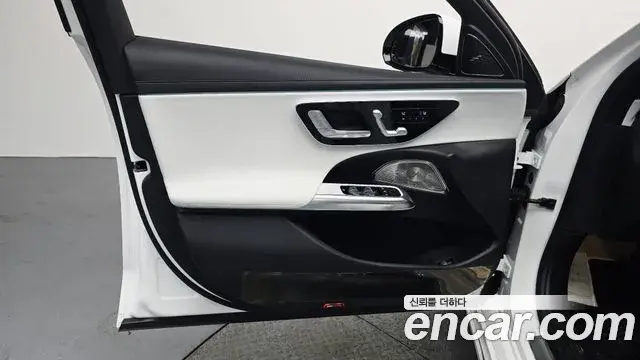 Mercedes-Benz E-Class 2025 — Photo 16/34