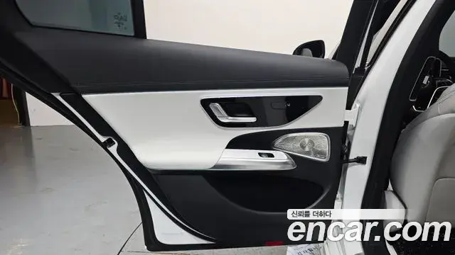 Mercedes-Benz E-Class 2025 — Photo 21/34