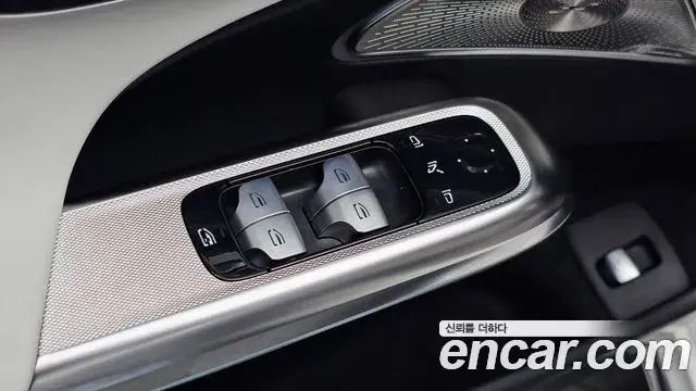 Mercedes-Benz E-Class 2025 — Photo 17/34
