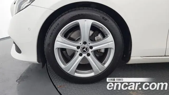 Mercedes-Benz E-Class 2018 — ფოტო 27/33