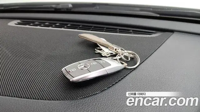 Mercedes-Benz E-Class 2018 — ფოტო 17/33