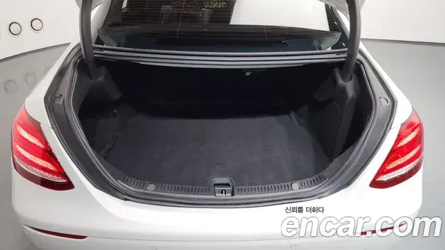 Mercedes-Benz E-Class 2018 — ფოტო 25/33
