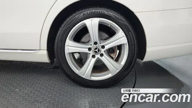 Mercedes-Benz E-Class 2018 — ფოტო 23/33