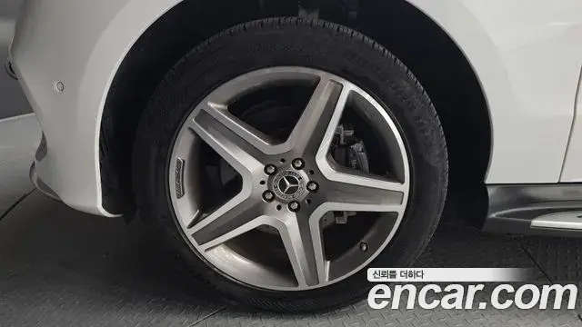 Mercedes-Benz GLE-Class 2018 — Şəkil 33/34
