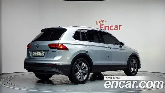 Volkswagen Tiguan 2018 — ფოტო 1/20