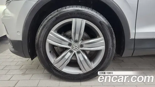 Volkswagen Tiguan 2018 — ფოტო 12/20