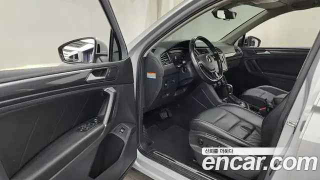 Volkswagen Tiguan 2018 — ფოტო 14/20