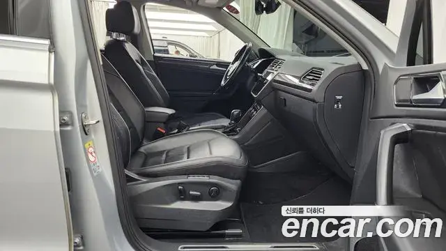 Volkswagen Tiguan 2018 — ფოტო 8/20