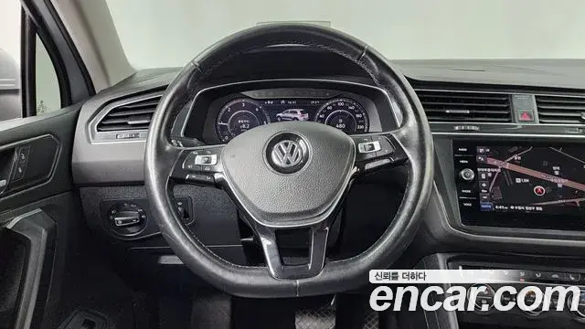 Volkswagen Tiguan 2018 — ფოტო 5/20