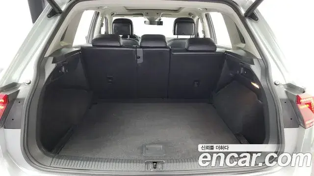 Volkswagen Tiguan 2018 — ფოტო 19/20
