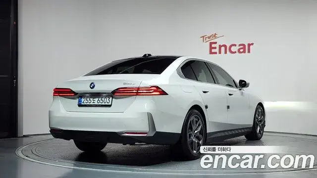 BMW 5 Series 2025 — Şəkil 10/33