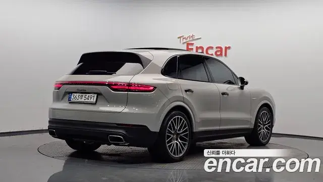 Porsche Cayenne 2022 — Photo 13/36
