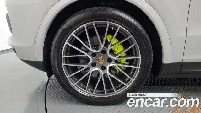 Porsche Cayenne 2022 — Photo 21/36