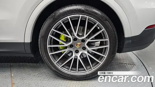Porsche Cayenne 2022 — Photo 35/36