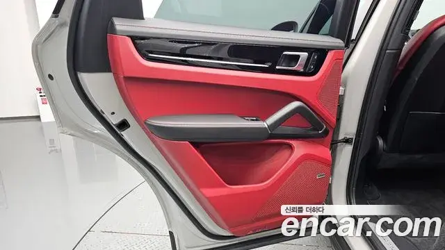 Porsche Cayenne 2022 — Photo 33/36