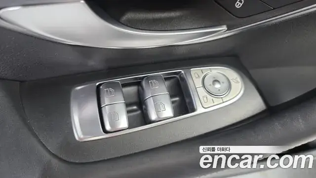 Mercedes-Benz E-Class 2021 — Photo 6/34
