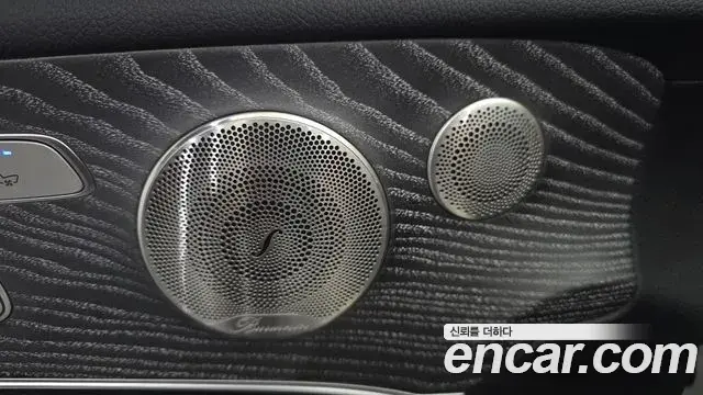 Mercedes-Benz E-Class 2021 — Photo 19/34