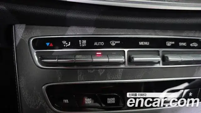 Mercedes-Benz E-Class 2021 — Photo 10/34