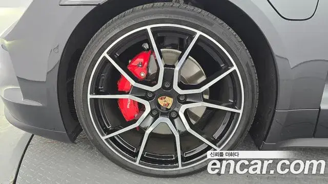 Porsche Taycan 2025 — ფოტო 28/37