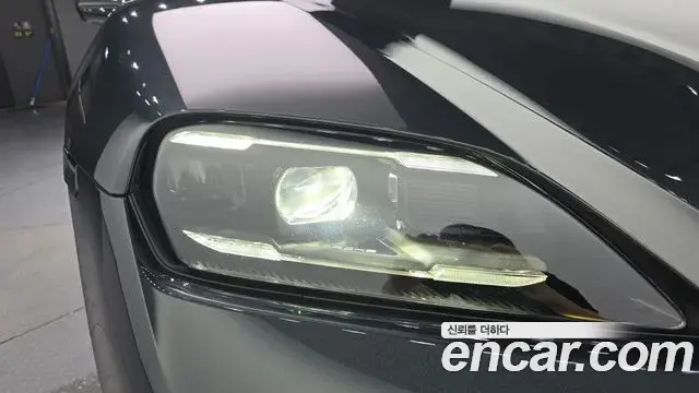 Porsche Taycan 2025 — ფოტო 17/37
