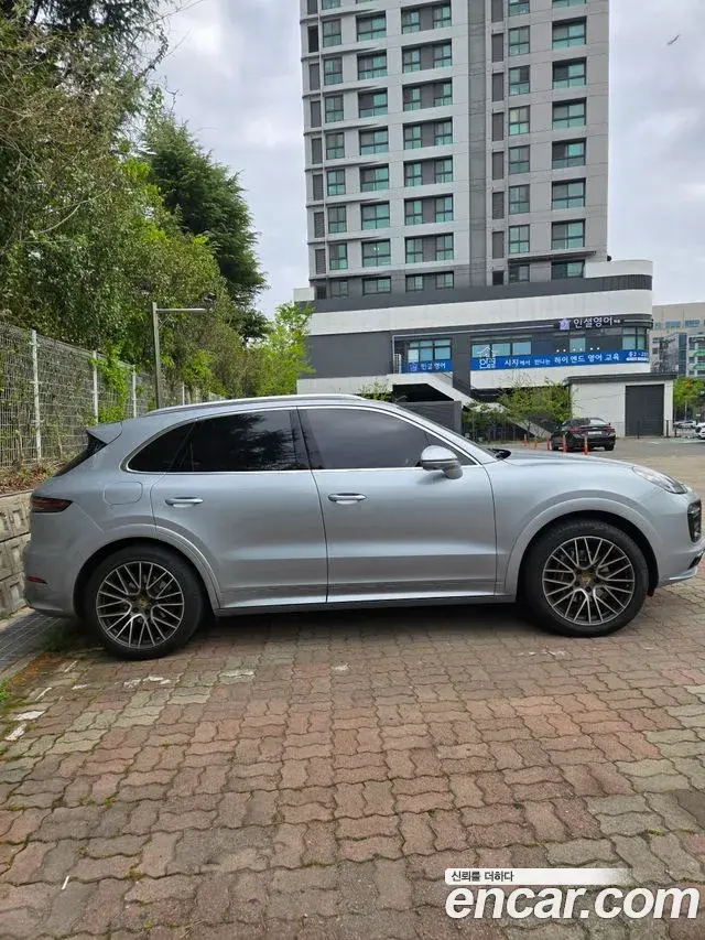 Porsche Cayenne 2022 — ფოტო 4/5