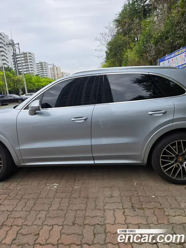 Porsche Cayenne 2022 — ფოტო 2/5