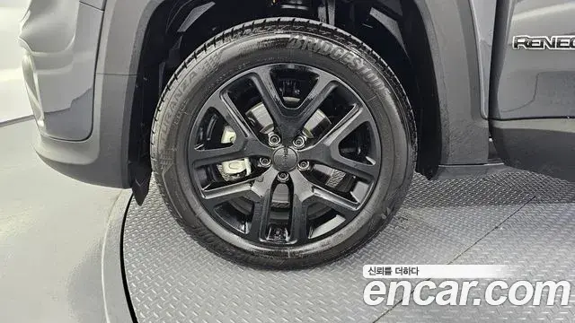 Jeep Renegade 2023 — Photo 12/31