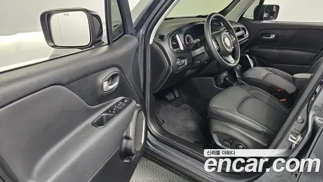 Jeep Renegade 2023 — Photo 13/31