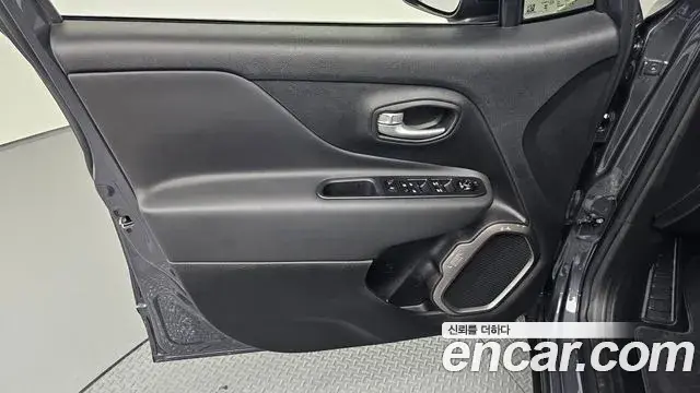 Jeep Renegade 2023 — Photo 22/31