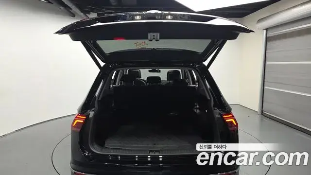 Volkswagen Tiguan Allspace 2023 — Photo 9/31