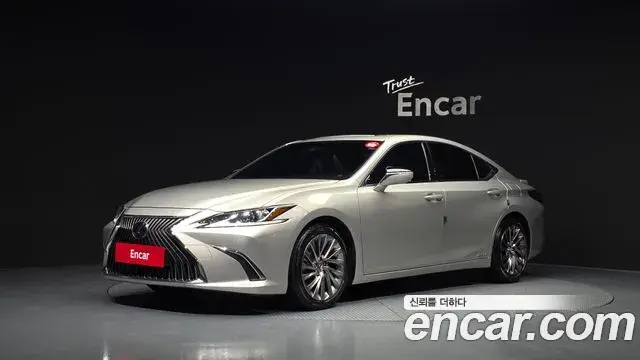 Lexus ES300h 2018 — Фото 1/20