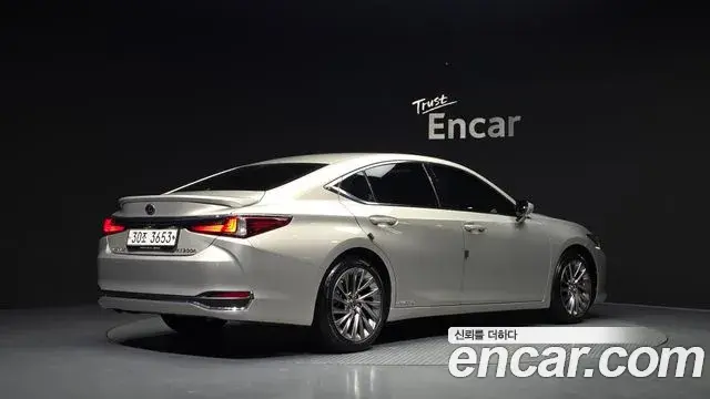 Lexus ES300h 2018 — Фото 2/20