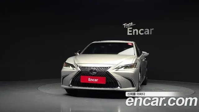 Lexus ES300h 2018 — Фото 3/20