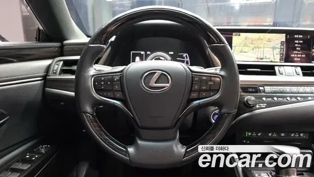 Lexus ES300h 2018 — Фото 13/20