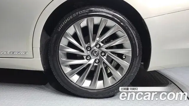 Lexus ES300h 2018 — Şəkil 32/36