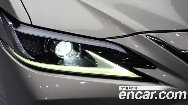 Lexus ES300h 2018 — Şəkil 31/36