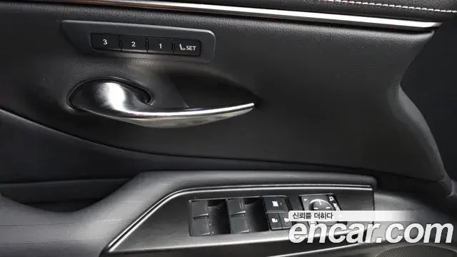 Lexus ES300h 2018 — Şəkil 24/36