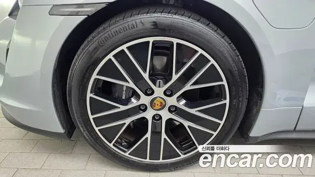 Porsche Taycan 2023 — Photo 15/33